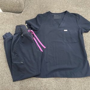 Grey figs set, small one pocket top ans XS figs joggers pants. Pet/smoke free